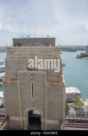 SYDNEY,NSW, Australia-NOVEMBRE 20,2016: Granito in laterizio pilone presso il Ponte del Porto di Sydney a Sydney in Australia Foto Stock