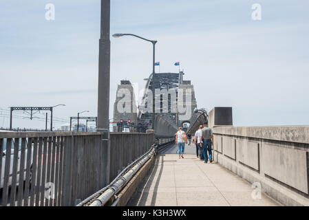 SYDNEY,NSW, Australia-NOVEMBRE 20,2016: i turisti a piedi la passerella verso il pilone di granito sul Ponte del Porto di Sydney a Sydney, in Australia. Foto Stock