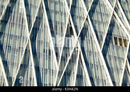 Vista di un moderno edificio sede di Telefonica nel quartiere Diagonal Mar, Barcelona, Spagna Foto Stock