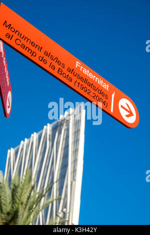 Vista di un moderno edificio sede di Telefonica nel quartiere Diagonal Mar, Barcelona, Spagna Foto Stock