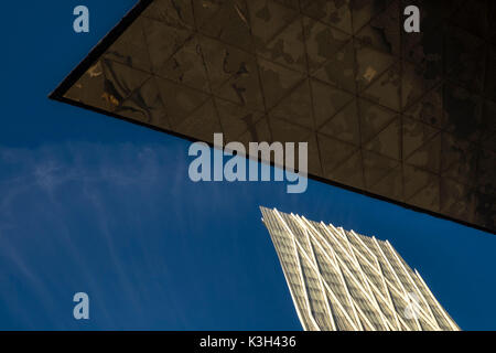 Vista di un moderno edificio sede di Telefonica nel quartiere Diagonal Mar, Barcelona, Spagna Foto Stock