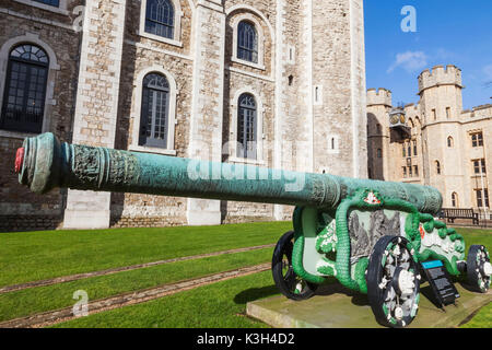 Inghilterra, Londra, Torre di Londra, la Torre Bianca, Bronzo 24-pounder Cannon Foto Stock