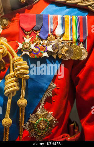 Inghilterra, Londra, Torre di Londra, il Museo Fusiliers, Waxwork statua di Re Giorgio V nel vestire uniforme, dettaglio di medaglie e il telaio Foto Stock