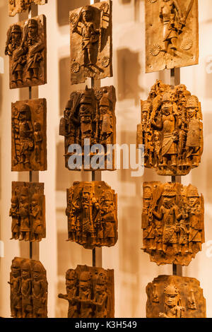 Inghilterra, Londra, British Museum, camera africana, presentano del XVI secolo Ottone fuso placche dalla città di Benin Nigeria Foto Stock