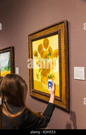 Inghilterra, Londra, Trafalgar Square, la National Gallery, Visitatore Prendere foto di 'Sunflowers! Da Van Gogh Foto Stock
