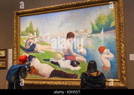 Inghilterra, Londra, Trafalgar Square, la National Gallery, visitatori guardando "bagnanti a Asnieres' da Georges Seurat datata 1884 Foto Stock
