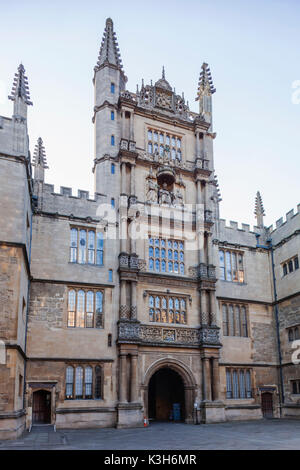 Inghilterra, Oxfordshire, Oxford, biblioteca Bodleian Library Building, cancello di ingresso Foto Stock