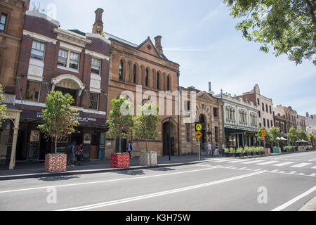SYDNEY,NSW, Australia-NOVEMBRE 20,2016: fortune di guerra pub architettura in laterizio con facciata di strada e turisti a Sydney in Australia Foto Stock