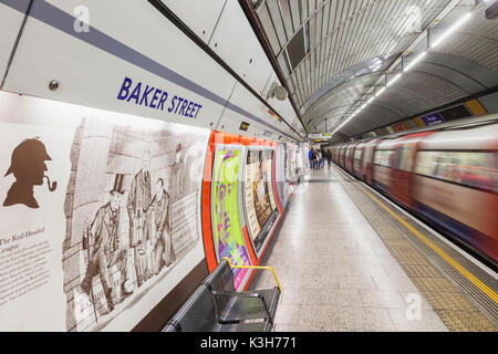 Inghilterra, Londra, la metropolitana, stazione di Baker Street Platform Foto Stock