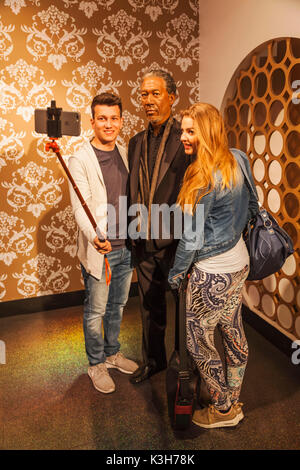 Inghilterra, Londra Madame Tussauds, turisti in posa con cera figura di Morgan Freeman Foto Stock