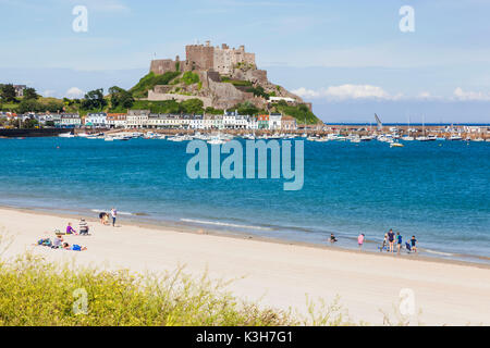 Regno Unito, Isole del Canale, Jersey, Gorey, la spiaggia e il Castello di Mont Orgueil Foto Stock