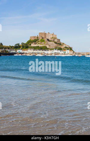 Regno Unito, Isole del Canale, Jersey, Gorey, la spiaggia e il Castello di Mont Orgueil Foto Stock