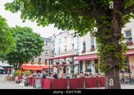 Regno Unito, Isole del Canale, Jersey, St. Helier, Royal Square, Pub scena Foto Stock