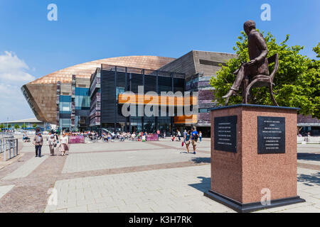 Il Galles, Cardiff, Cardiff Bay, Wales Millennium Centre e la statua di Ivor Novello Foto Stock