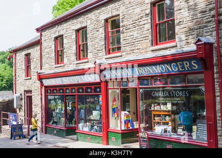 Il Galles, Cardiff, St Fagan's, Museum of Welsh Life, Gwalia magazzino di alimentazione Foto Stock