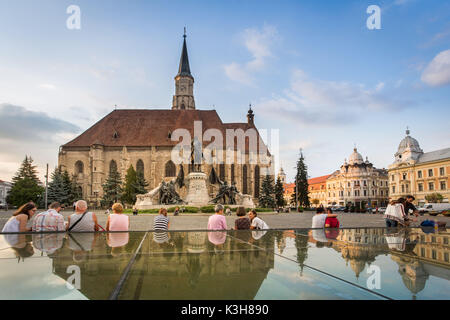 La Romania, Transilvania, Cluj Napoca City, Mathia Rex monumento, Chiesa di San Michele, Piazza Unirii Foto Stock