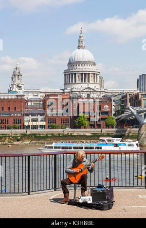 Inghilterra, Londra, Bankside, Busker e alla Cattedrale di St Paul Foto Stock