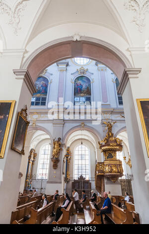 In Germania, in Baviera, Monaco di Baviera, Marienplatz, la chiesa di St Peters Foto Stock