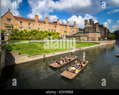 Cambridge Turismo - turisti punting sul fiume Cam nella parte anteriore del Queen's College, parte dell'Università di Cambridge, Regno Unito Foto Stock