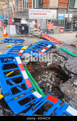 Inghilterra, Londra, Foro in strada e segno di costruzione Foto Stock