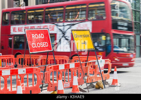 Inghilterra, Londra, Strada chiusa e segno di diversione Foto Stock
