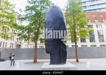 Inghilterra, Londra, Città, 30 St Mary Axe aka il Gherkin, scultura intitolata "Laura" da Jauma da Plensa a Foto Stock