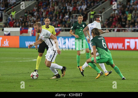 Trnava, Slovacchia, 1. Settembre 2017. Adam Nemec (L) con la palla durante il 2018 FIFA World Cup qualifier match tra la Slovacchia e la Slovenia 1-0. Foto Stock