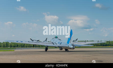 Vintage Boeing B-17 Flying Fortress bomber si prepara per il decollo da Peterborough Ontario Airport come parte del Canada 150 celebrazioni. Foto Stock