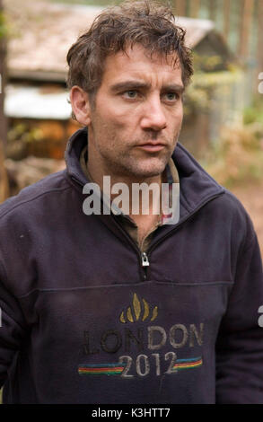 I figli degli uomini Clive Owen stelle come Theo Clive Owen stelle come Theo un disilluso burocrate nel thriller i figli degli uomini, diretto dal famoso regista Alfonso Cuaron. Data: 2006 Foto Stock