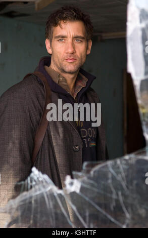 I figli degli uomini Clive Owen Clive Owen stelle come Theo un disilluso burocrate nel thriller i figli degli uomini, diretto dal famoso regista Alfonso Cuaron. Data: 2006 Foto Stock