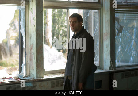 I figli degli uomini Clive Owen stelle come Theo Clive Owen stelle come Theo un disilluso burocrate nel thriller i figli degli uomini, diretto dal famoso regista Alfonso Cuaron. Data: 2006 Foto Stock