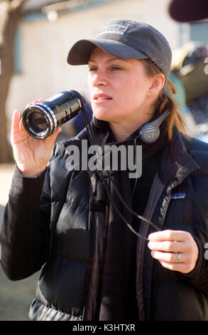 Il regista Niki caro sul set della Warner Bros. Film drammatico, North Country. Il film è interpretato da CHARLIZE THERON e FRANCES McDormand. FOTOGRAFIE DA UTILIZZARE ESCLUSIVAMENTE PER PUBBLICITÀ, PROMOZIONE, PUBBLICITÀ O RECENSIONI DI QUESTO FILM SPECIFICO E PER RIMANERE DI PROPRIETÀ DELLO STUDIO. NON IN VENDITA O RIDISTRIBUZIONE. NORTH COUNTRY Director NIKI CARO Director Niki caro sul set di Warner Bros. Film drammatici, North Country. Il film è interpretato da CHARLIZE THERON e FRANCES McDormand. FOTOGRAFIE DA UTILIZZARE ESCLUSIVAMENTE PER PUBBLICITÀ, PROMOZIONE, PUBBLICITÀ O RECENSIONI DI QUESTO Foto Stock