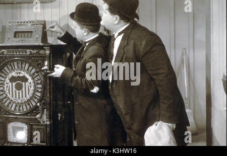 Modo FUORI WEST Stan Laurel e Oliver Hardy data: 1937 Foto Stock