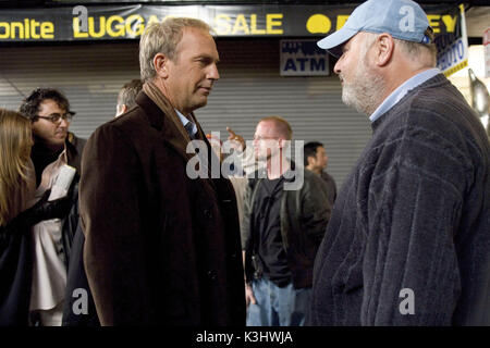 KEVIN COSTNER e il regista Rob Reiner sul set di Warner Bros Foto' e Village Roadshow Pictures commedia romantica ?Rumor è stato? Starring Jennifer Aniston Kevin Costner, Shirley MacLaine e Mark Ruffalo e distribuito da Warner Bros Le foto. RUMOR SI HA... [US 2005] aka corre voce... KEVIN COSTNER, Direttore Rob Reiner data: 2005 Foto Stock