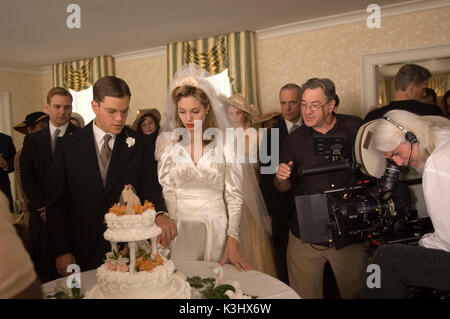 Regista/produttore ROBERT DE NIRO con ANGELINA JOLIE e MATT DAMON sul set della storia non raccontata della nascita della CIA, il buon Pastore. THE GOOD SHEPHERD regista/produttore ROBERT DE NIRO, ANGELINA JOLIE, MATT DAMON direttore della fotografia ROBERT RICHARDSON regista/produttore ROBERT DE NIRO con ANGELINA JOLIE e MATT DAMON sul set della storia non raccontata della nascita della CIA, The Good Shepherd. Data: 2006 Foto Stock