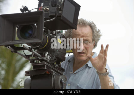 Lo sceneggiatore/regista/produttore MICHAEL MANN sul set di Miami Vice, il lungometraggio crime drama che libera ciò che è adulto, pericoloso e seducente nel lavorare in profondità sotto copertura. MIAMI VICE Writer/Director/Producer MICHAEL MANN Writer/Director/Producer MICHAEL MANN sul set di Miami Vice, il lungometraggio Crime drama che libera ciò che è adulto, pericoloso e seducente nel lavorare in profondità sotto copertura. Data: 2006 Foto Stock