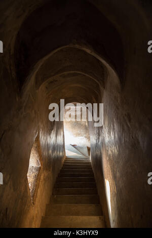 Vuota e buia scalinata all'interno del tempio shwegugyi a Bagan, Myanmar (Birmania). Foto Stock
