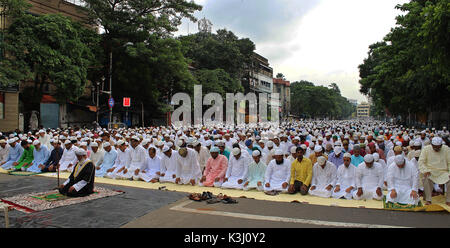 Kolkata, India. 02Sep, 2017. Devoti musulmani offrono la preghiera in occasione della Eid-Al-Adha. Credito: Sanjay Purkait/Pacific Press/Alamy Live News Foto Stock