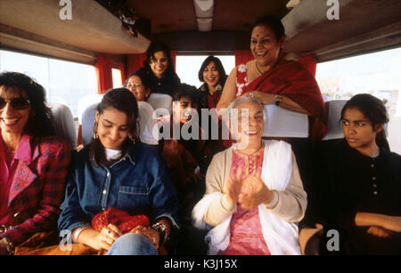 BHAJI SULLA SPIAGGIA SOUAD FARESS, SARITA KHAJURIA, ZOHRA SEHGAL, KIM VITHANA, [L-R sullo sfondo della seconda fila] LALITA AHMED, NISHA K. NAYAR, SOURENDRA KOCHAR, [L-R background ultima riga] [?], [?] Foto Stock