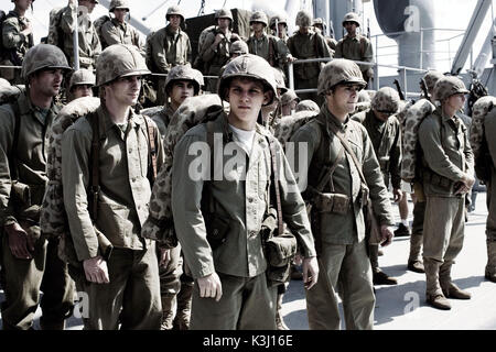 Ralph 'Iggy' Ignatowski (JAMIE BELL) e John 'Doc' Bradley (RYAN PHILLIPPE) in una scena della Paramount Pictures e della Warner Bros. Pictures' World War II drama FLAGS OF OUR FATHERS, diretto da Clint Eastwood. BANDIERE DEI NOSTRI PADRI [US 2006] JAMIE BELL nel ruolo di Ralph Iggy Ignatowski , RYAN PHILLIPPE nel ruolo di John 'Doc' Bradley data: 2006 Foto Stock