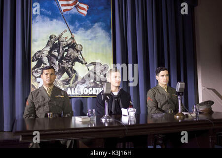 (Da sinistra a destra) Ira Hayes (ADAM BEACH), Giovanni 'Doc' Bradley (Ryan Phillippe) e René Gagnon (Jesse Bradford) accolti come eroi al rientro a casa dalla guerra di DreamWorks Pictures' e Warner Bros Foto' la II Guerra Mondiale il dramma le bandiere dei nostri padri, diretto da Clint Eastwood. Le bandiere DEI NOSTRI PADRI CI [2006] [L-R] ADAM BEACH come Ira Hayes, Ryan Phillippe come John 'Doc' Bradley, Jesse Bradford come Rene Gagnon Foto Stock