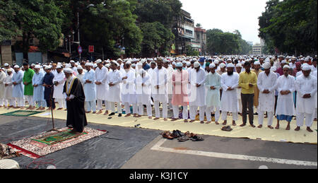 Kolkata, India. 02Sep, 2017. Devoti musulmani offrono la preghiera in occasione della Eid-Al-Adha. Credito: Sanjay Purkait/Pacific Press/Alamy Live News Foto Stock