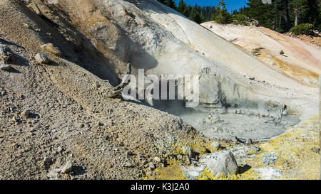 Opere di zolfo mudpot bollente, Parco nazionale vulcanico di Lassen, STATI UNITI D'AMERICA. Questo è uno dei idrotermali di luoghi turistici nel parco lungo la Main Park Road, Foto Stock