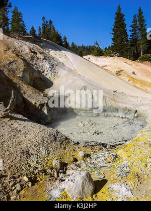 Opere di zolfo mudpot bollente, Parco nazionale vulcanico di Lassen. Questo è uno dei idrotermali di luoghi turistici nel parco lungo la Main Park Road, facile Foto Stock