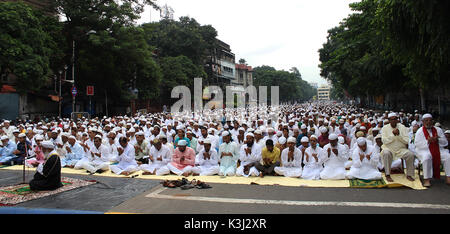 Kolkata, India. 02Sep, 2017. Devoti musulmani offrono la preghiera in occasione della Eid-Al-Adha. Credito: Sanjay Purkait/Pacific Press/Alamy Live News Foto Stock