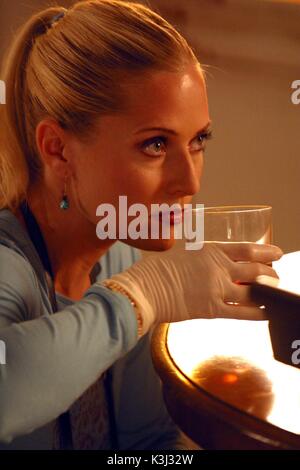 Episodio 5 Ashes to Ashes EMILY PROCTOR. Concesso in licenza dalla TRASMISSIONE DEL CANALE 5. Cinque Stills: 0207 550 5509. Gratuito per la stampa editoriale e per l'utilizzo degli elenchi solo in relazione alla trasmissione corrente dei programmi di Channel 5. La presente immagine può essere riprodotta solo previo consenso scritto del Canale 5. Non per alcuna forma di pubblicità, uso di Internet o in relazione alla vendita di alcun prodotto. CSI MIAMI Series#1/episodio#5/Ashes to Ashes Tx: 21/10/02 EMILY PROCTOR interpreta Calleigh Duquesne Foto Stock