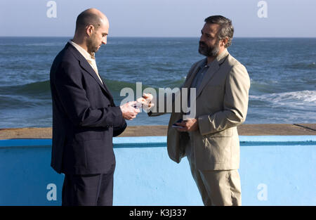 SYRIANA MARK STRONG e GEORGE CLOONEY MARK STRONG (a sinistra) e GEORGE CLOONEY in Warner Bros. Syriana, il thriller politico di Pictures, interpretato anche da Matt Damon e Jeffrey Wright. FOTOGRAFIE DA UTILIZZARE ESCLUSIVAMENTE PER PUBBLICITÀ, PROMOZIONE, PUBBLICITÀ O RECENSIONI DI QUESTO FILM SPECIFICO E PER RIMANERE DI PROPRIETÀ DELLO STUDIO. NON IN VENDITA O RIDISTRIBUZIONE. Data: 2005 Foto Stock