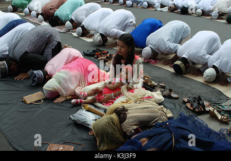 Kolkata, India. 02Sep, 2017. Devoti musulmani offrono la preghiera in occasione della Eid-Al-Adha. Credito: Sanjay Purkait/Pacific Press/Alamy Live News Foto Stock