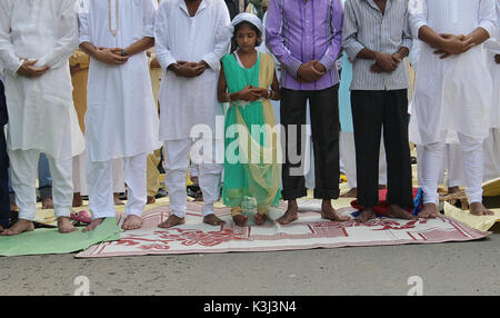 Kolkata, India. 02Sep, 2017. Devoti musulmani offrono la preghiera in occasione della Eid-Al-Adha. Credito: Sanjay Purkait/Pacific Press/Alamy Live News Foto Stock