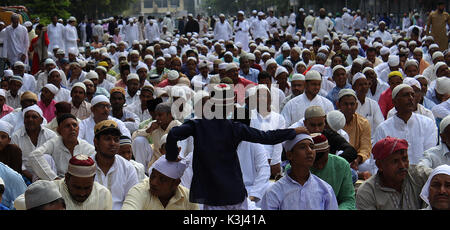 Kolkata, India. 02Sep, 2017. Devoti musulmani offrono la preghiera in occasione della Eid-Al-Adha. Credito: Sanjay Purkait/Pacific Press/Alamy Live News Foto Stock